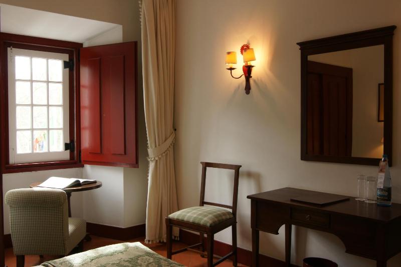 Classic Double or Twin Room image 4