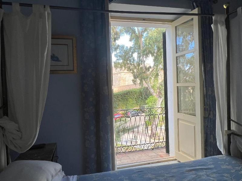 Double Room with Balcony image 4