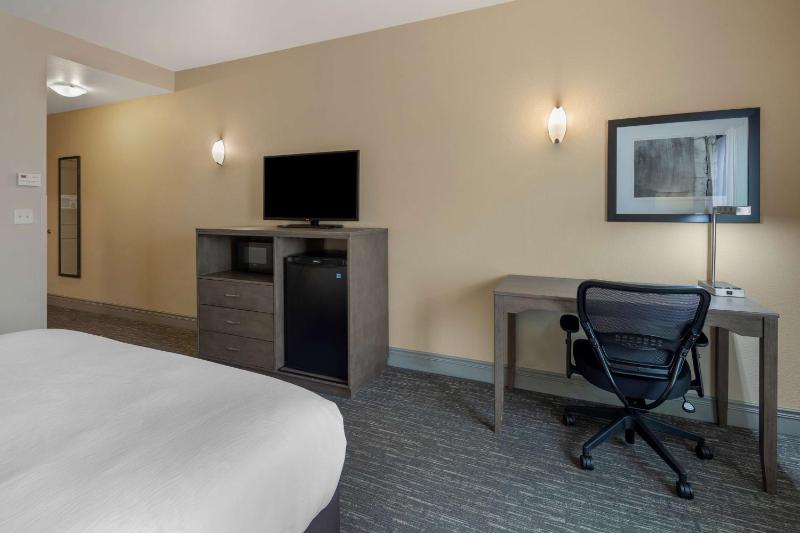 King Room with Roll-In Shower - Disability Access/Non-Smoking image 2