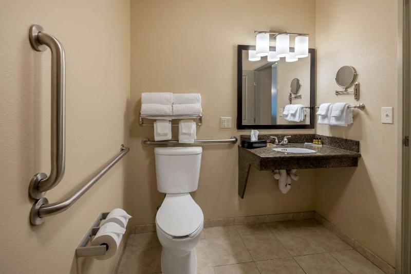 Queen Room with Two Queen Beds and Walk-In Shower - Disability Access/Non-Smoking image 3