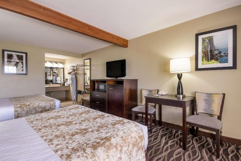 Queen Room with Two Queen Beds - Non-Smoking image 3