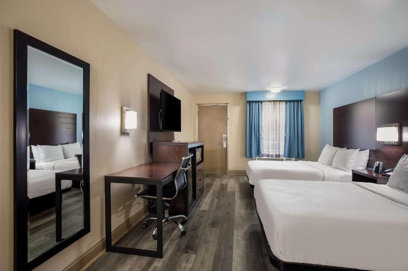Queen Room with Two Queen Beds and Mobility Accessible Bathtub image 3
