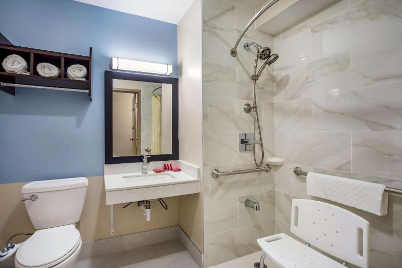 Queen Room with Two Queen Beds and Mobility Accessible Bathtub image 2