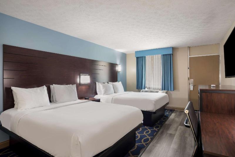 Queen Room with Two Queen Beds image 3