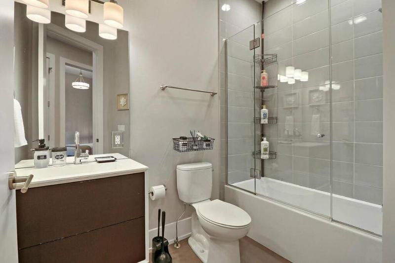 Nicely Decorated 1BR Apt w Laundry - Crosby 202 - image 7