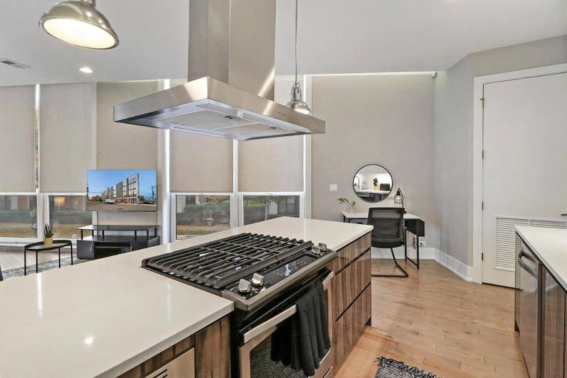 Nicely Decorated 1BR Apt w Laundry - Crosby 202 - image 10