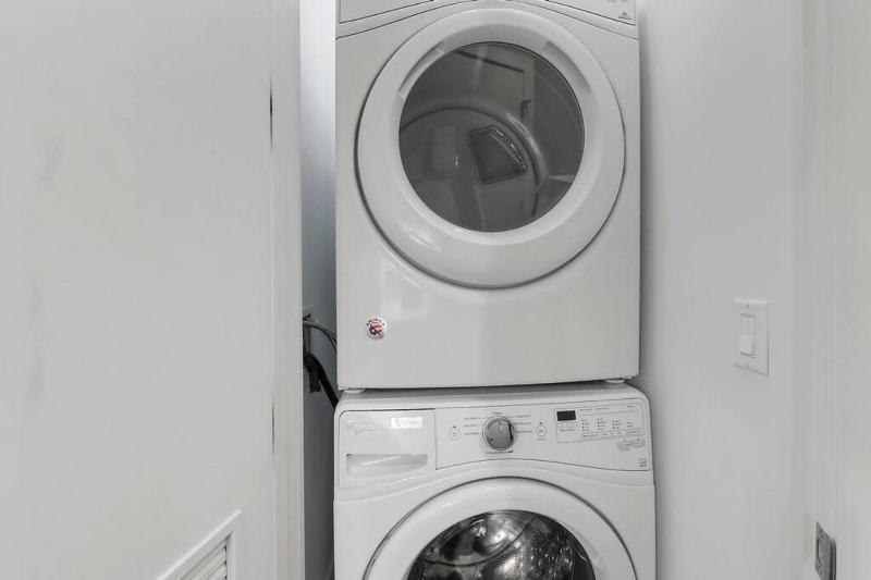 Nicely Decorated 1BR Apt w Laundry - Crosby 202 - image 11