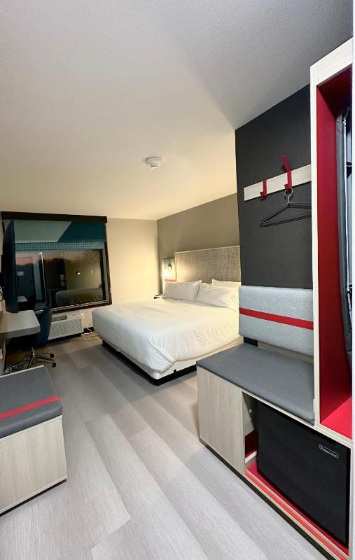Standard King Room image 3
