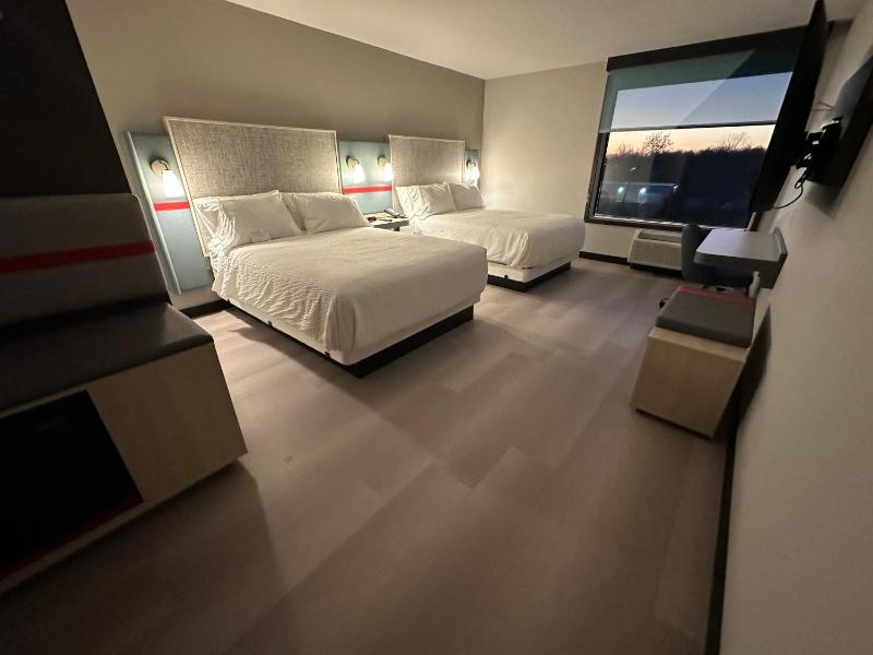 Standard Queen Room with Two Queen Beds image 3