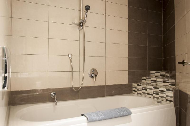 Suite with Spa Bath (2-4 Adults) image 3