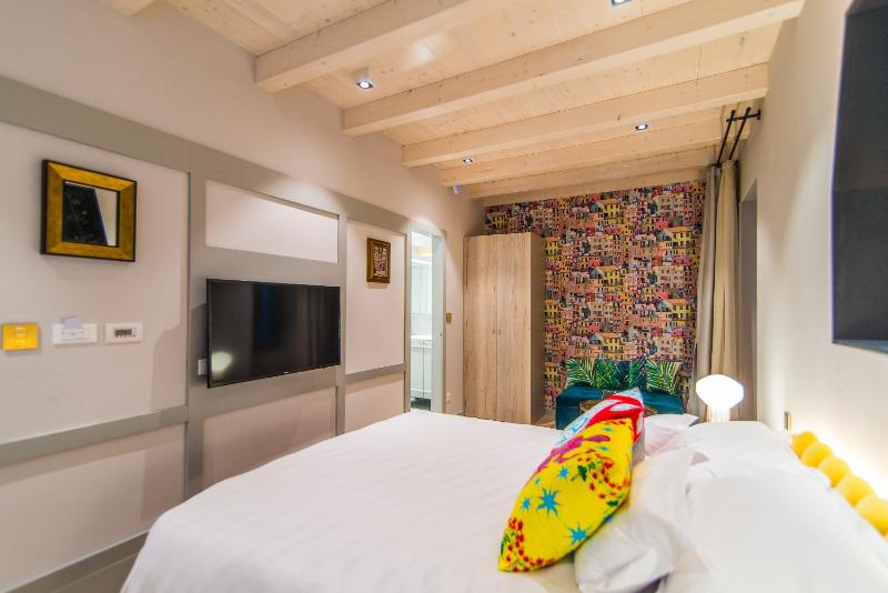 Deluxe Room (2 Adults + 1 Child) image 4