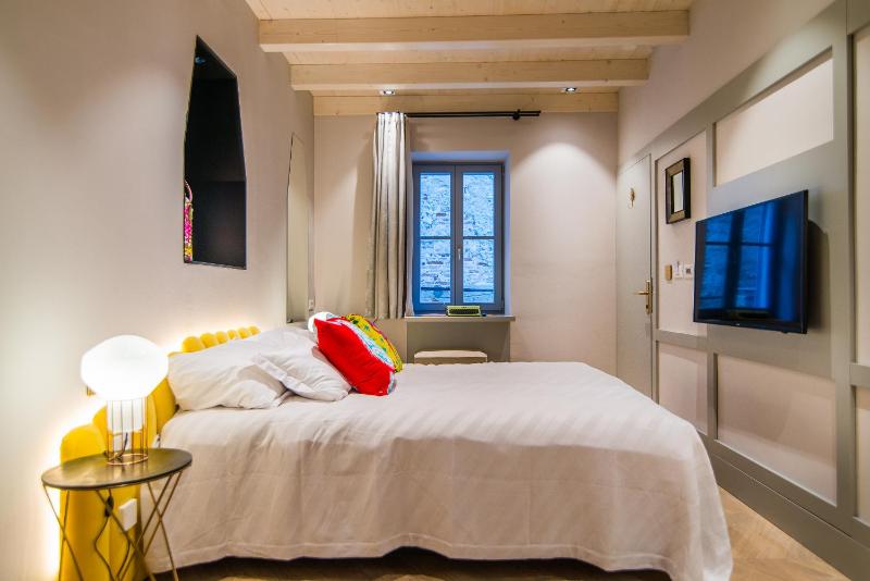 Deluxe Room (2 Adults + 1 Child) image 3