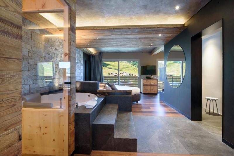 Suite with Hot Tub image 4