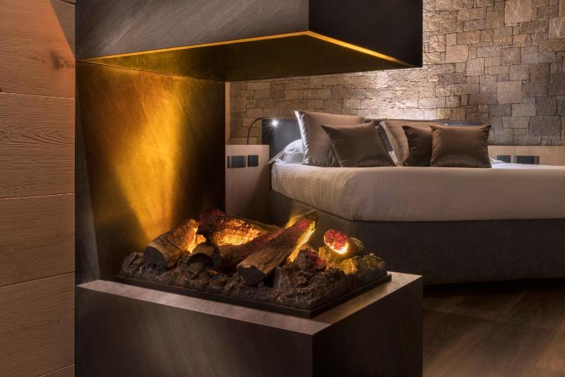 Suite with Hot Tub image 3