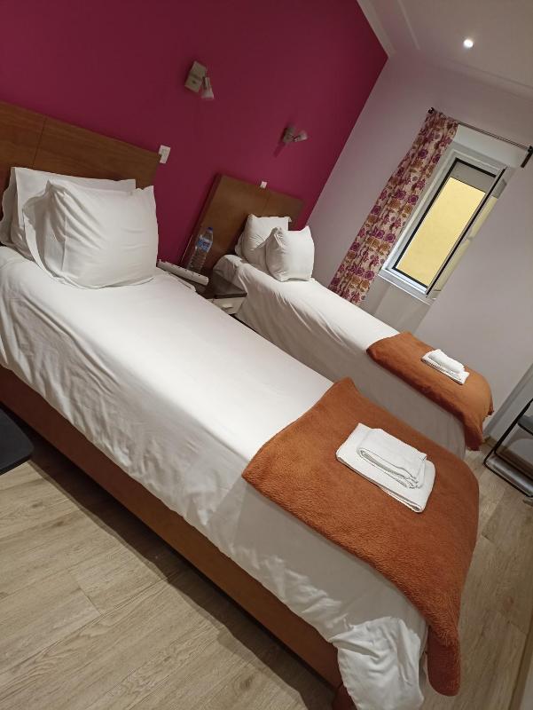 Standard Twin Room with Shared Bathroom image 4