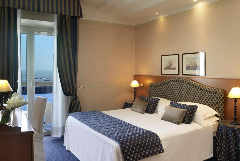 Deluxe double room with Front Sea View image 1