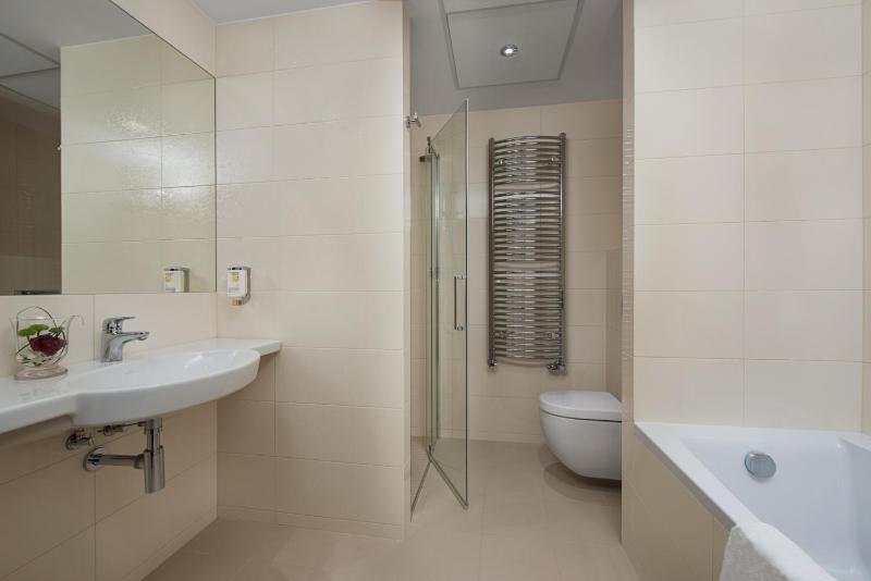 Business Twin Room image 2