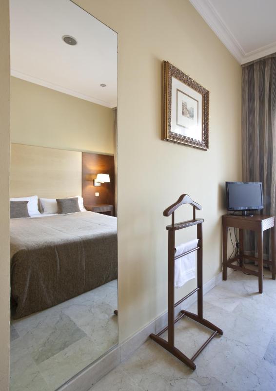 Triple Room (2 Adults + 1 Child) image 2