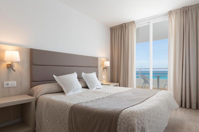 Family Room with Sea View (2 Adults + 2 Children) image 4