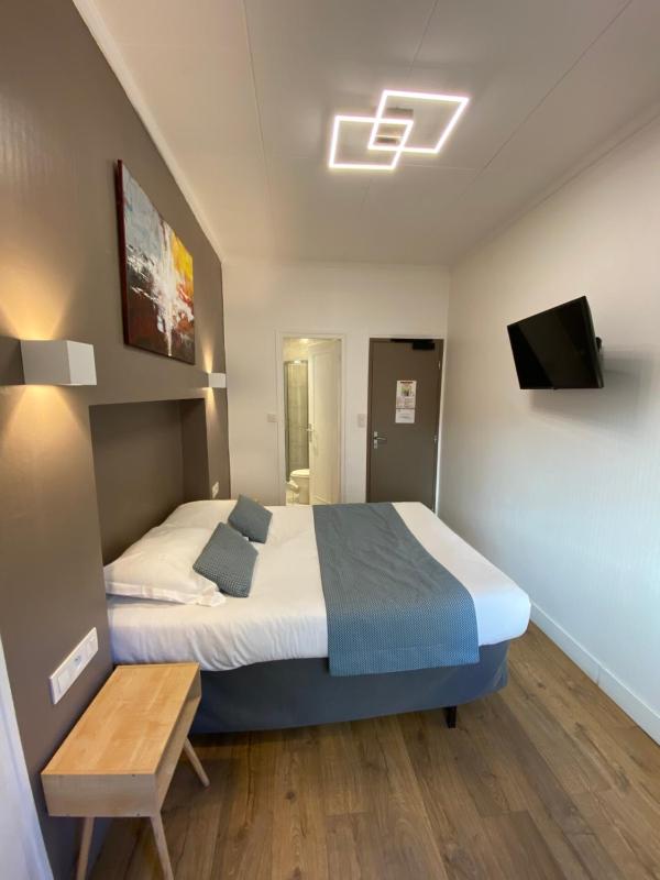 Standard Double Room image 3