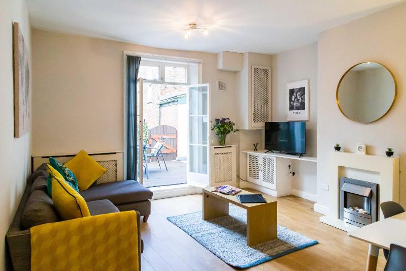 Deluxe One-Bedroom Apartment with Patio (4 Adults) Bootham Suite image 4