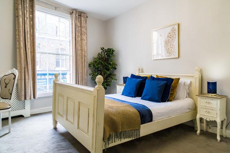 Deluxe One-Bedroom Apartment with Patio (4 Adults) Bootham Suite image 1