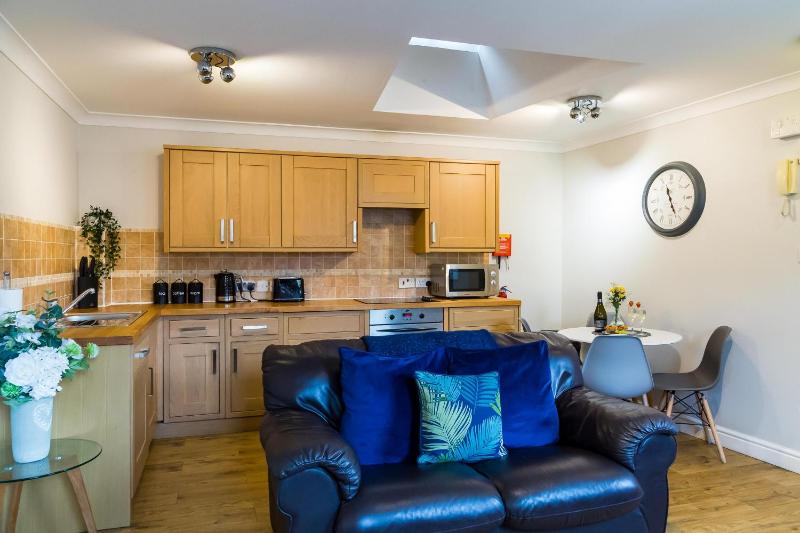 One-Bedroom Apartment (4 Adults) - Monks Loft image 4