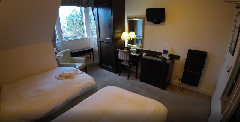 Twin Room image 4