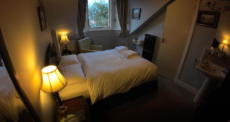Economy Double Room image 3