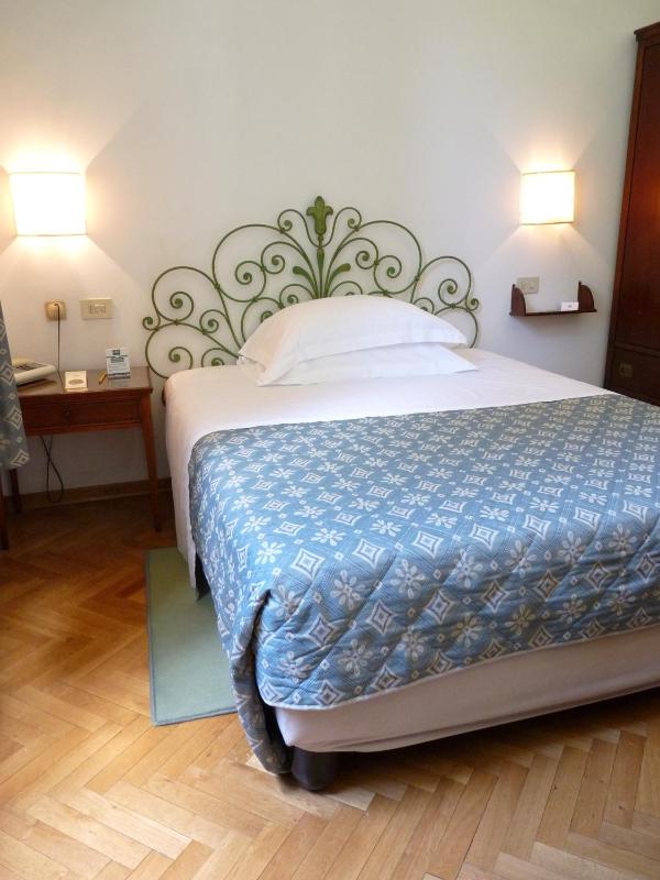 Single Room with Bathroom image 4