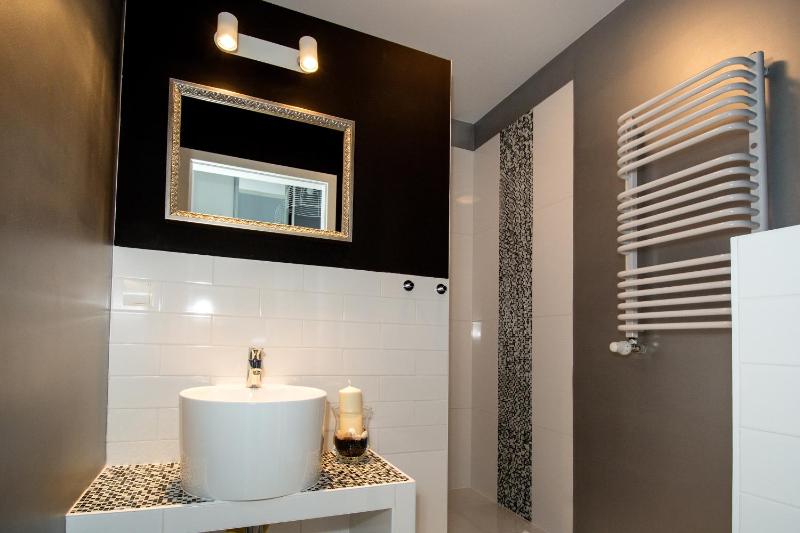Deluxe Apartment with Balcony image 4