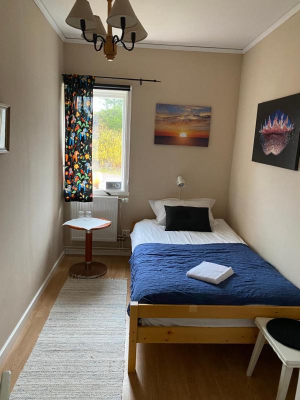 Single Room with Shared Bathroom image 1