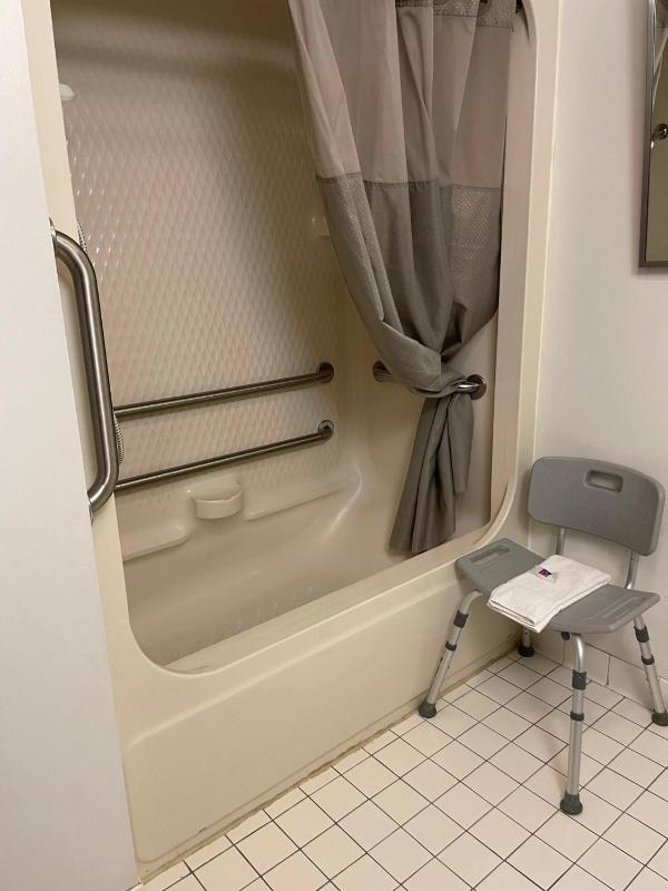 Queen Room - Disability Access - Non-Smoking image 2