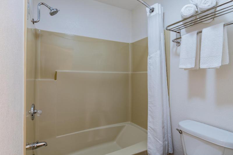King Room - Non-Smoking image 3