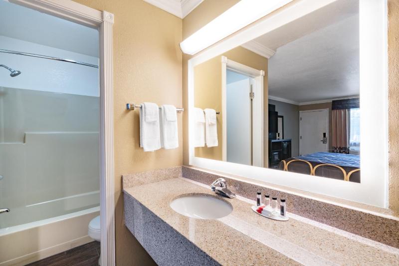 Superior Queen Room with Three Queen Beds - Non-Smoking image 1