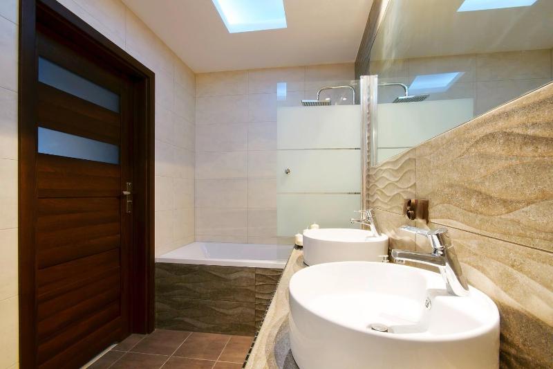 Deluxe One-Bedroom Apartment image 3