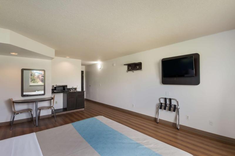 Deluxe King Room - Non-Smoking image 2
