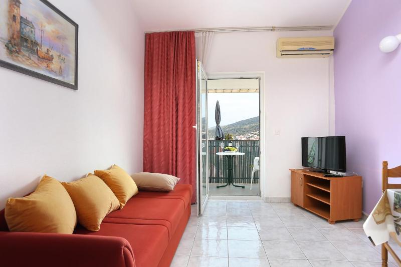 One-Bedroom Apartment with Balcony and Sea View image 1