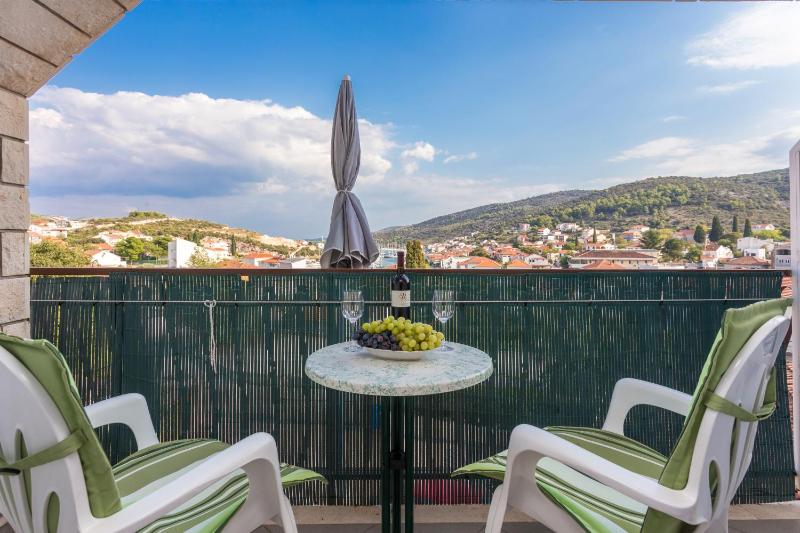 One-Bedroom Apartment with Balcony and Sea View image 4