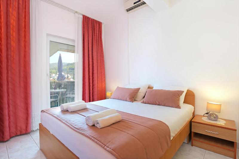 Double Room with Balcony and Sea View image 1