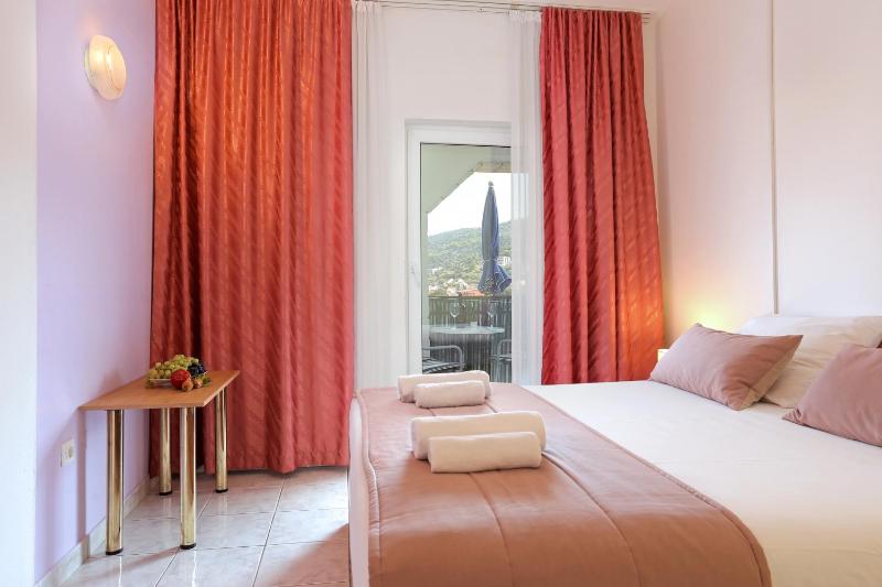 Double Room with Balcony and Sea View image 3