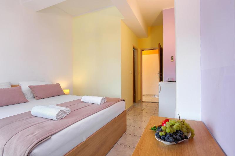 Double Room with Balcony and Sea View image 4