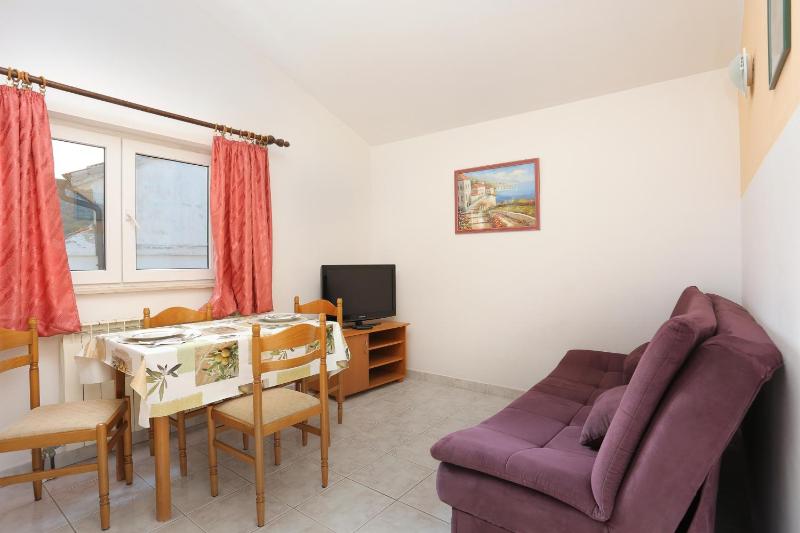 One-Bedroom Apartment image 4