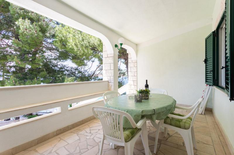 One-Bedroom Apartment with Terrace and Sea View image 4