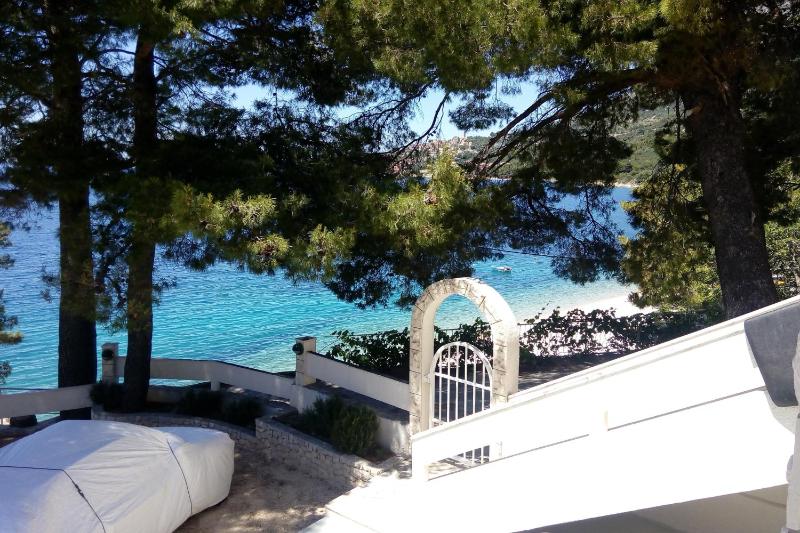 One-Bedroom Apartment with Terrace and Sea View image 3