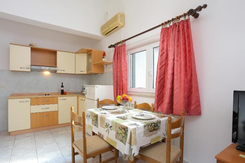 One-Bedroom Apartment image 3