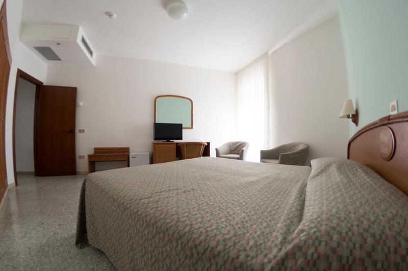 Double Room image 4