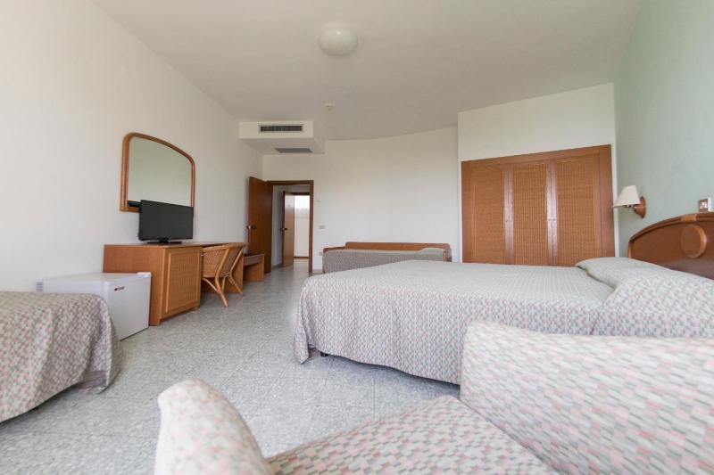 Quadruple Room image 4