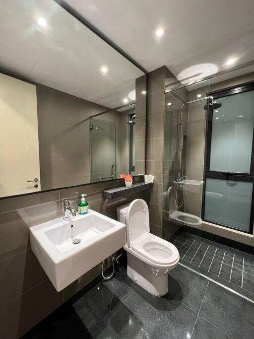 LOVEly 2 bedrooms Premier Suite @VISTA | FREE WIFI - image 9