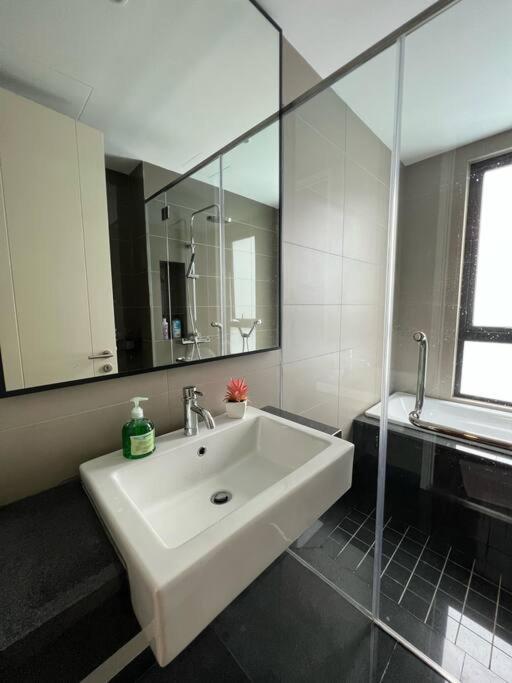 LOVEly 2 bedrooms Premier Suite @VISTA | FREE WIFI - image 17
